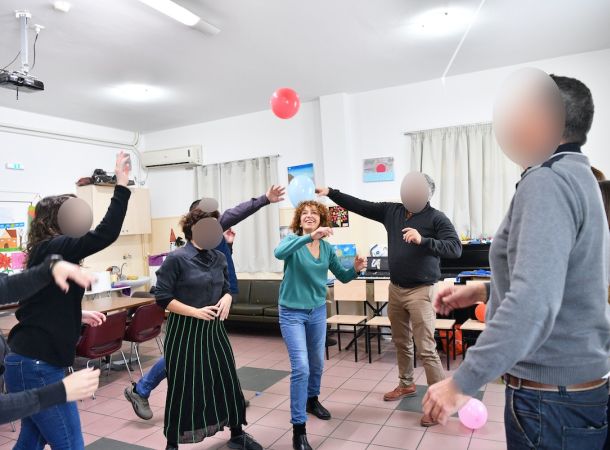 Με την Ομάδα Θεατρικής Έκφρασης-θεατρικού παιχνιδιού στο ψυχοθεραπευτήριο ΛΥΡΑΚΟΥ ο θεραπευόμενος βρίσκει τον προσωπικό του τρόπο έκφρασης και επικοινωνίας με το περιβάλλον