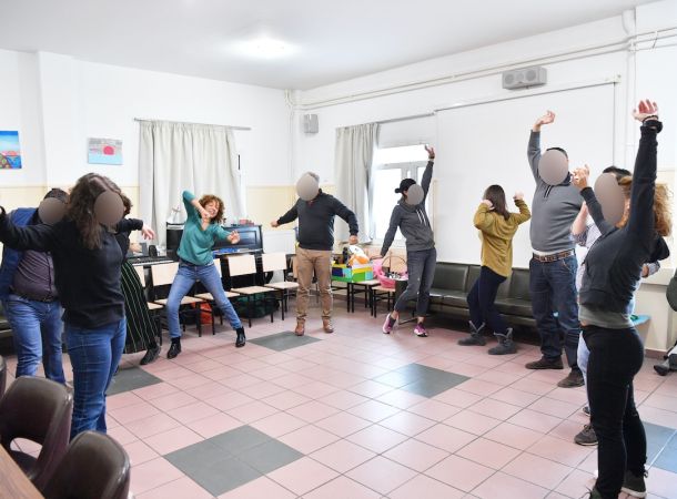 Στην κλινική Λυράκου χρησιμοποιούμε τα στοιχεία εκείνα της παραδοσιακής  (hatha) γιόγκα  που είναι χρήσιμα στους νοσηλευόμενους, ώστε μέσα από μια σύγχρονη, ολιστική προσέγγιση, να αποκτήσουν καλύτερη ποιότητα ζωής.