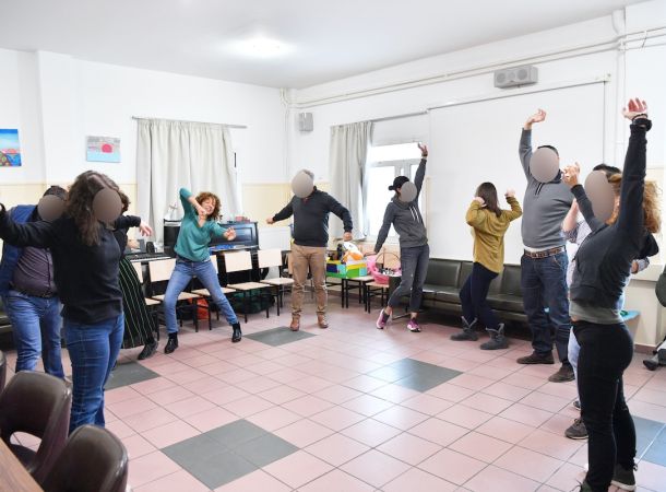 Στην κλινική Λυράκου χρησιμοποιούμε τα στοιχεία εκείνα της παραδοσιακής  (hatha) γιόγκα  που είναι χρήσιμα στους νοσηλευόμενους, ώστε μέσα από μια σύγχρονη, ολιστική προσέγγιση, να αποκτήσουν καλύτερη ποιότητα ζωής.